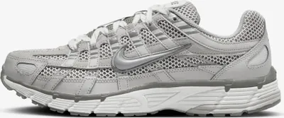 Produktbild von Nike P-6000 Premium "Light Iron Ore" Silber/Grau, FN6837-012 , Größe: 40,5