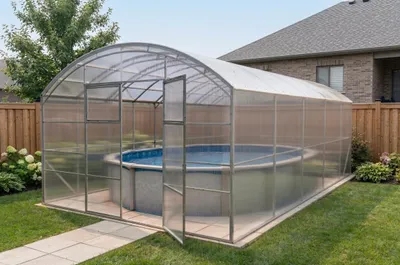Immagine prodotto di Copertura per piscina "Adria" di Garten Dream. Dimensioni 4x8 metri, realizzata in policarbonato da 10 mm. Utilizzabile tutto l'anno. Resistente alla neve e al vento. Doppie porte su entrambi i lati. Trattamento antiruggine