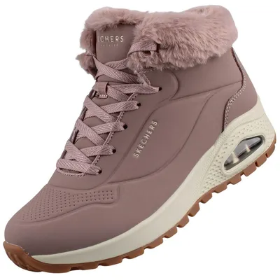 Auf dem Bild ist ein Freizeitschuh in der Farbe Lila zu sehen der auf einer weißen Oberfläche steht. Der Schuh wird von der rechten Seite dargestellt und zeigt Details wie die Schnürsenkel und das Profil der Sohle.