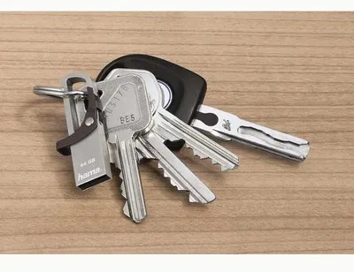 Productafbeelding van 64 GB USB-stick met karabijnhaak - Gegevensstick met 15 MB/s overdrachtssnelheid