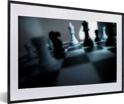 Produktbild von MuchoWow® Gerahmtes Poster Ein Schachbrett mit vielen Figuren 60x40 cm - Poster mit Schwarzem Bilderrahmen Wandposter Rahmen Foto Bilder - Schlafzimmer - Plakat in Rahmen - Drucken