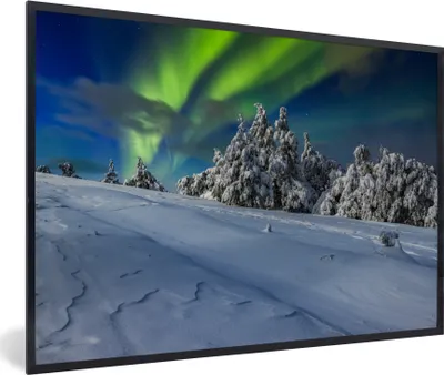 Produktbild von MuchoWow® MuchoWow® Gerahmtes Poster Nordlichter - Schnee - Baum - Winter 90x60 cm - Poster mit zchwarzem Bilderrahmen - Fotorahmen - Foto-Plakat