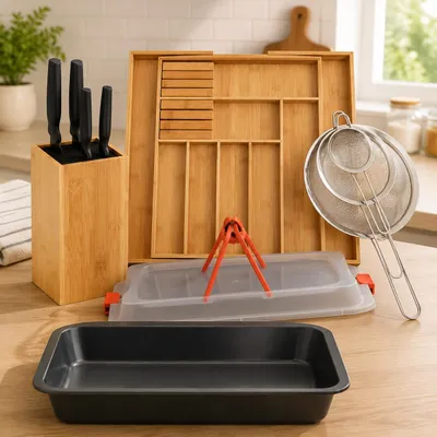 Produktbild von Bambus-Backzubehör-Set (4-teilig) – Kuchenträger, Messerblock, Siebe und Besteckablage