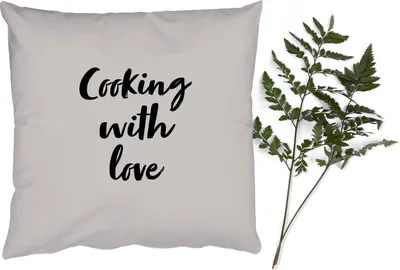 Produktbild von MuchoWow® Zierkissen Sofakissen Wohnzimmer Dekokissen 45x45 cm Zitate - Liebe - Kochen mit Liebe - Sprichwörter - Kochen - Schlafpolster - Polster für das Sofa