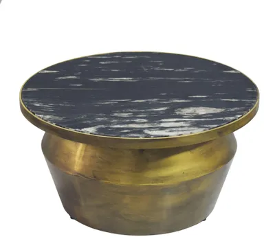 Couchtisch rund 60 cm mit schwarzer Marmorplatte und goldfarbenem Eisengestell in Gesamtansicht.