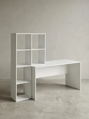 Weißer Schreibtisch mit integriertem Regal (170x59x144 cm) in Frontalansicht auf weißem Hintergrund, klares, geometrisches Design für das moderne Büro._#sku_BARWL6.391#