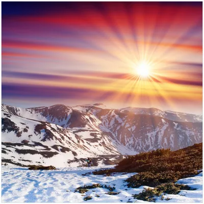 Produktbild von Wallario Premium Glasbild, freischwebende Optik, kräftige Farben, Größe 50 x 50 cm Motiv Farbenfroher Sonnenuntergang im Winter - Schnee in den Bergen