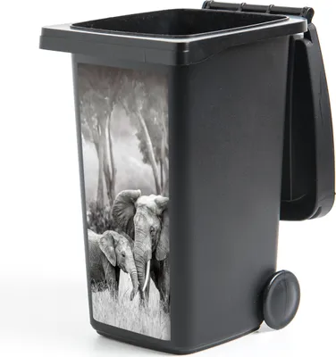 Produktbild von MuchoWow® Mülltonnenaufkleber Elefantenbaby mit seiner Mutter in schwarz-weiß 44x98 cm - Containeraufkleber - Aufkleber - Mülltonnen-Aufkleber