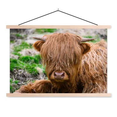 Produktbild von MuchoWow® Textilposter Schottischer Highlander - Heu - Gras 120x80 cm mit holzfarbenen Rahmen - Aufhängeset