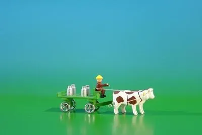 Productafbeelding van Miniatuur tafelwagen met koetsier, naturel kleur. Afmetingen: 9 x 3,5 cm. Nieuw