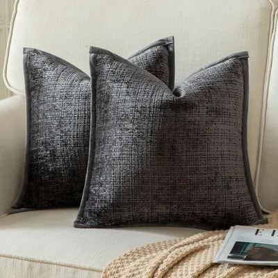 Produktbild von Set mit 2 dunkelgrauen Chenille-Kissenbezügen, 55 x 55 cm, für Sofa, Schlafzimmer oder Wohnzimmer. Weiche, kuschelige Samtrückseite.
