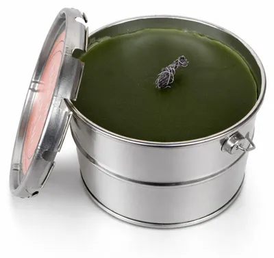Immagine prodotto di Candela da esterno "Rustik Lys" in contenitore metallico, colore verde foglie, diametro 26 cm, altezza 22 cm, confezione singola