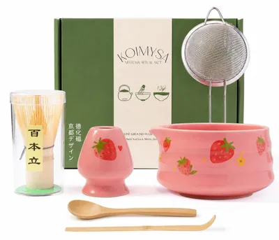 Immagine prodotto di Set per il matcha con motivo a fragole, composto da 5 elementi: ciotola in Vetroceramica con beccuccio, frusta in bambù (chasen), cucchiaino, setaccio e supporto, colore rosa
