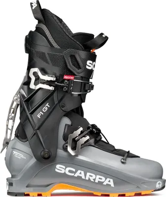 Schwarzer und grauer Scarpa F1 GT Skischuh mit oranger Sohle und Metallverschlüssen
