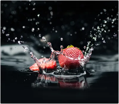 Produktbild von Spritzschutz Herdabdeckplatte Schneidebrett aus Glas Erdbeeren reif im Wasser 1-Teilig (60x52cm)