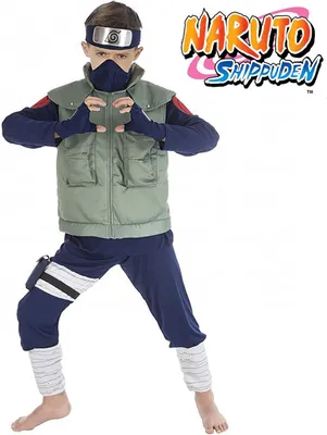 Kind trägt das Kakashi Hatake Kostüm aus Naruto Shippuden mit grüner Weste, dunkelblauem Outfit, Mund-Nasen-Bedeckung, Handschuhen und Stirnband.