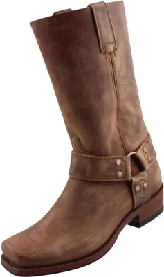 Auf dem Bild ist ein brauner Stiefel zu sehen der von der Außenseite abgebildet ist. Der Stiefel hat eine robuste Sohle und eine stylische Verarbeitung die ihm ein markantes Aussehen verleiht.