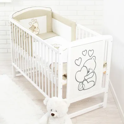 Produktbild von 12 Teiliges Kinderbett Set mit Matratze Bettzeug und Zubehör - Teddybär mit Herz Dunkelbeige