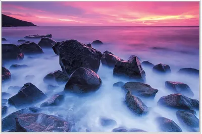 Produktbild von Wallario Wandbild Felsen im Meer bei Sonnenuntergang, Größe: 61 x 91,50 cm, Poster mit weißem Aluminiumrahmen