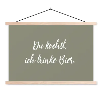 Produktbild von MuchoWow® Textilposter Sprichwörter - Du kochst, ich trinke Bier - Bier - Kochen - Zitate 120x80 cm mit holzfarbenen Rahmen - Aufhängeset
