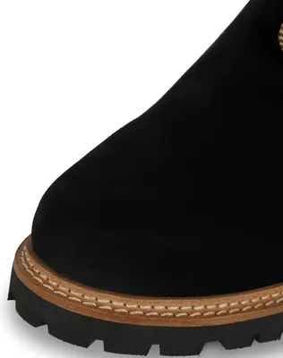 Here’s the German translation:  **Handgefertigte bayerische Traditionsschuhe in Schwarz mit Blockabsatz und runder Schuhspitze. Mit klassischem Schnürverschluss und weichem Innenleder verbinden diese stilvollen Schuhe Komfort und traditionelle Mode auf wun
