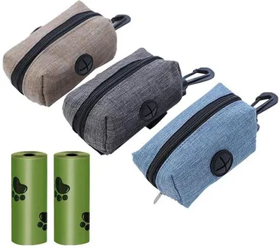 Productafbeelding van Ibenzoa® 3-delige set voor het n van hondenpoep, gemaakt van Oxford-stof – 2 rollen biologisch afbreekbare poepzakjes met een pootprintmotief, 10x5x6 cm, met zijopening en een vak met rits