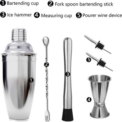 Immagine prodotto di Shaker da 750 ml con beccuccio da 15 ml e 2 beccucci per alcolici + cucchiaio da bar + misurino. Pratico shaker per cocktail