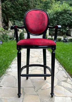 Produktbild von Casa Padrino Barock Barstuhl mit Armlehnen Bordeauxrot / Schwarz - Prunkvoller Barockstil Massivholz Barhocker mit edlem Samtstoff - Barock Bar Möbel