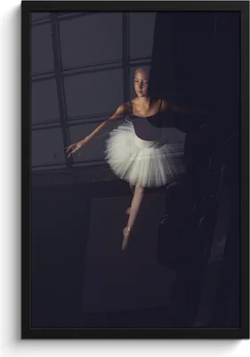 Produktbild von MuchoWow® MuchoWow® Gerahmtes Poster Junge Ballerina auf schwarzem Hintergrund 40x60 cm - Poster mit zchwarzem Bilderrahmen - Papierdruck - Wandbilder