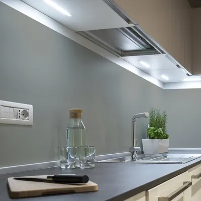 Produktbild von Dekorative Vinyl-Klebefolie auf Meterware – Waschbarer, wasserfester Aufkleber für Wände, Küchen und Möbel – 60 cm x 50 m – Hellgrau