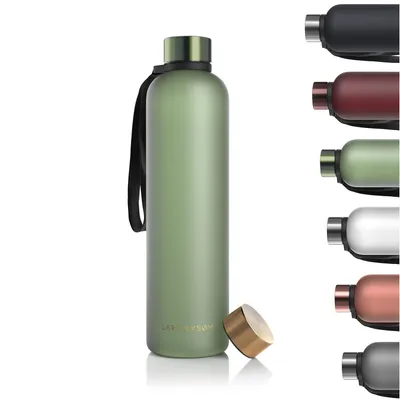 Produktbild von LARS NYSØM Trinkflasche 1l | Ultraleichte Tritan Sport Flasche, Kohlensäure geeignet | Ideal für Sport, Büro, Yoga | 2 Deckel inkludiert 1000ml Sage - Gold