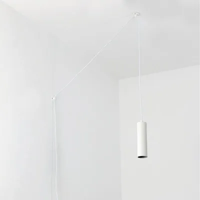 Produktbild von Moderne, minimalistische, weiße Deckenpendelleuchte in Röhrenform aus Aluminium mit GU10-Lampenfassung, Kabel mit Stecker und einstellbarer Höhe