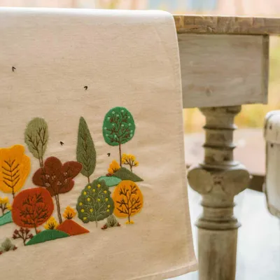 Productafbeelding van Vervaco gestempeld cordonsteekpakket tafelkleed "Herfstbos", 35x95cm