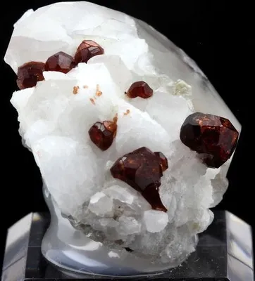 Produktbild von Orthoklas, Quarz, Granat 276,0 Karat