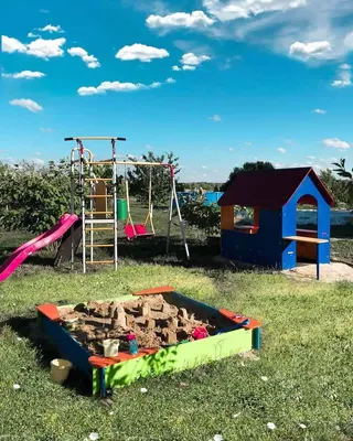 Produktbild von Sandkasten 150x150 cm mit blaugrünen Ecken