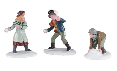 Figuren stellen eine Szene aus einem Wintertag dar, an dem Kinder Schneeballschlachten veranstalten.
