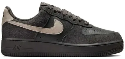 Imagen del producto de Nike Air Force 1 Low, color Gris Medio y Negro (para mujer) - Talla EU 40.5