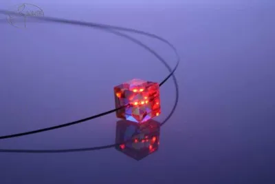 Produktbild von sompex-trendpoint Armband LED Kristall Cube Rot Crystal mit Swarovski®- Elements