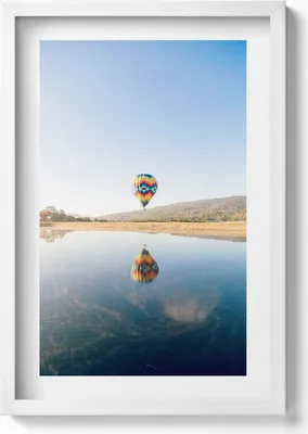 Produktbild von Luftballon über dem Wasser– Wandbild mit Rahmen – Gerahmtes Bild  – Wanddekoration – 40x60 cm – Weiß