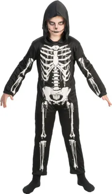Junge im schwarzen Overall, der mit weißen Knochenteilen bedruckt ist von Vorne. Der Junge hat die Kapuze des Overalls auf dem Kopf.