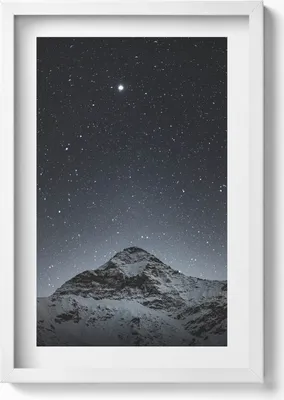 Produktbild von Berg in einer sternenklaren Nacht– Wandbild mit Rahmen – Gerahmtes Bild  – Wanddekoration – 40x60 cm – Weiß