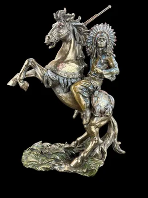 Productafbeelding van Indiaan te paard met geweer – Decoratieve figuur in bronskleur, handgeschilderd, 23,5 cm × 12,5 cm × 32,5 cm, modelnummer WU75819A4