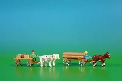 Produktbild von Miniaturen Lattenwagen und Klötzerwagen mit Kutscher natur BxH 9x3,5cm NEU