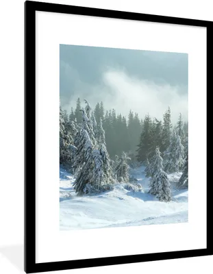 Produktbild von MuchoWow® Gerahmtes Poster Wald - Schnee - Winter 60x80 cm - Poster mit Schwarzem Bilderrahmen Wandposter Rahmen Foto Bilder - Wohnzimmer - Dekorationen - Prämie