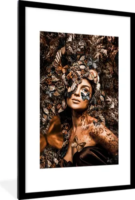 Produktbild von MuchoWow® Gerahmtes Poster Luxus - Frau - Schmetterling 60x90 cm - Poster mit Schwarzem Bilderrahmen Wandposter Rahmen Foto Bilder - Dekoration - Wandposter Wohnzimmer - Hochwertig