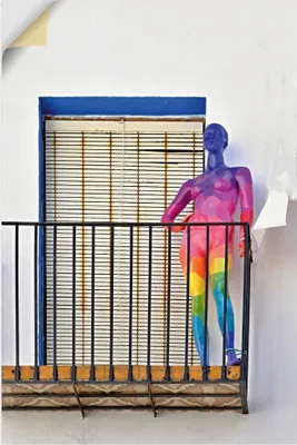 Produktbild von ARTland Wandbild, selbstklebend Regenbogen Schaufensterpuppe Größe: 80x120 cm