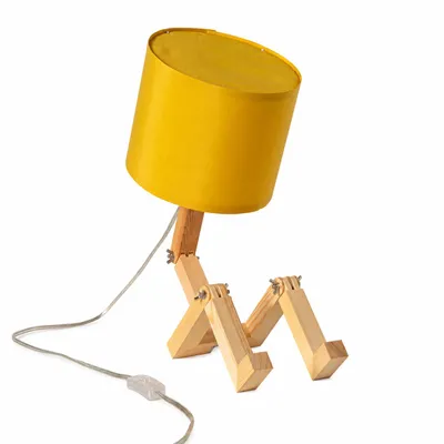 Produktbild von ROBOTEX Tischlampe E27, verstellbare Holzfigur mit gelbem Stoffschirm und Kabelschalter, KI-generiertes Bild