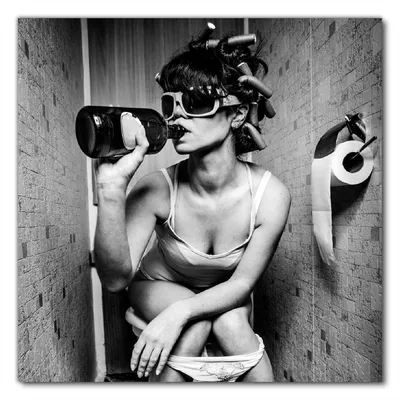 Produktbild von Wallario selbstklebende Möbelfolie/ Tischdecke für Innen und Außen, Größe: 60 x 60 cm - Kloparty - Sexy Frau auf Toilette mit Weinflasche