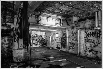Produktbild von Wallario Wandbild Alte verlassene Fabrik in schwarz weiß mit Graffiti, Größe: 61 x 91,50 cm, Poster mit weißem Aluminiumrahmen