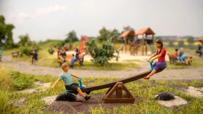 Produktbild von NOCH® micro-motion Kinderwippe, bewegliche Kinderspielplatz-Figur, 5,6 x 4,5 x 5,5 cm für die Spurweite H0 perfekt auch zum Basteln und Modellbau